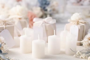 Pequeñas velas blancas personalizadas para una celebración familiar